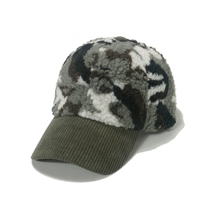 Dettaglio cappello baseball in pile sherpa mimetico con tesa in velluto a coste oliva