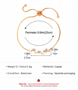 Dettaglio del bracciale regolabile in rame oro rosa con cinque farfalle di strass