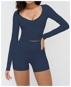 Détail d'un crop top bleu marine à col en V et d'un short pour fitness et course