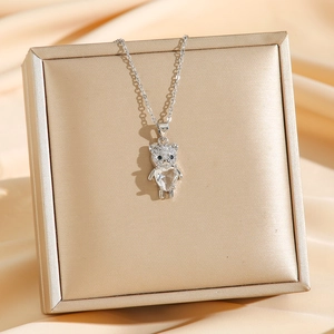 Collier ours argenté avec pendentif zircon cœur sur soie pour un look élégant et chic