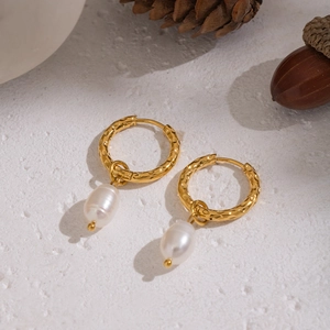 Eleganti orecchini a cerchio in acciaio placcato oro 18K con texture martellata e perle