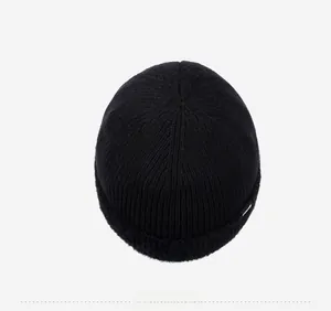 Vue de dessus d'un bonnet en maille noire avec texture verticale et bord épais plié