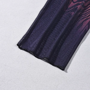 Detailansicht aus lila Netzstoff mit transparentem Muster und feiner Textur