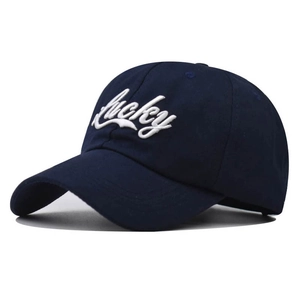 Détail de la broderie blanche lucky sur une casquette de baseball en coton bleu marine