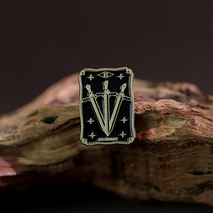 Detailaufnahme der Retro-Tarotkarten-Emaille-Brosche mit schwarzem und goldenem Gericht-Design