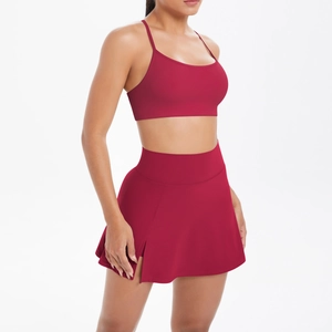 Détail de l'ensemble jupe de tennis rouge foncé à fente et soutien-gorge sport dos nu