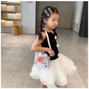 Dettaglio di una bambina con borsa pranzo unicorno e accessori per abito floreale