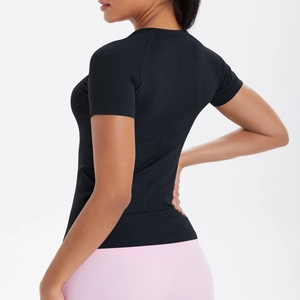 Dettaglio del tessuto a maglia nera traspirante sulla maglietta sportiva slim fit da donna