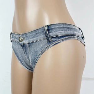 Makrodetail von hellblauen Denim-Hotpants mit hoher Elastizität und Metallknopfverschluss