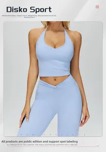 Détail du haut de yoga licou bleu clair et legging porté par un mannequin de 176cm
