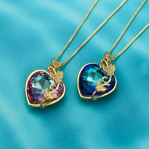 Luxuriöse Herz-Halsketten mit blauem und lila Zirkon auf blauem Seidenhintergrund