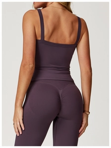 Détail de la brassière de sport violette et du legging galbant à taille haute froncée