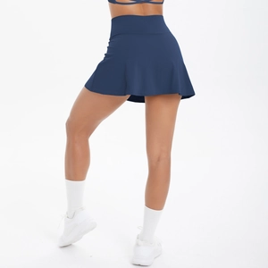 Vista posteriore della gonna da tennis blu navy a vita alta con silhouette a pieghe