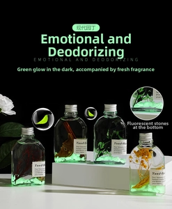 Détail du diffuseur d'arômes avec fleurs séchées et pierres lumineuses en verre