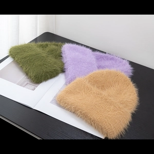 Gorros de punto de pelo largo para mujer en colores verde oscuro, lila y caqui