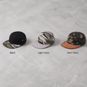 Cappelli camper a cinque pannelli con visiera piatta in mimetico e nero a tinta unita