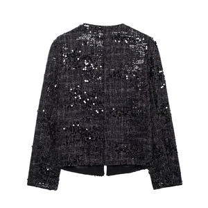Detailansicht der schwarzen Paillettenjacke mit schimmernden Texturen und feiner Verarbeitung