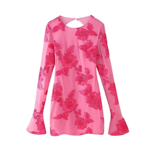 Robe courte rose dos nu avec manches cloches et broderies florales détaillées