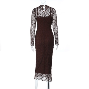 Détail de la robe en dentelle marron à manches longues avec dos nu et boucle de fermeture