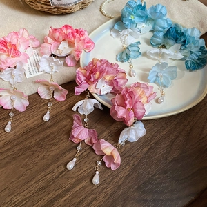 Boucles d'oreilles fleurs en soie avec glands, cristaux et perles au style forêt romantique