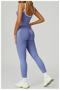 Détail du legging de yoga taille haute avec coutures contrastées et effet sculptant