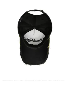 Dettaglio del bordo sfrangiato e della fibbia metallica di un cappellino baseball vintage