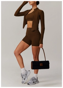 Vue détaillée de l'ensemble de yoga 3 pièces marron foncé avec short et veste pour femmes