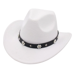 Chapeau de cowboy blanc en feutre avec perles et rivets argentés sur ruban noir