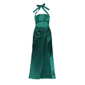 Detail eines dunkelgrünen Satin-Halterkleids mit Taillenfalten und sexy Beinschlitz