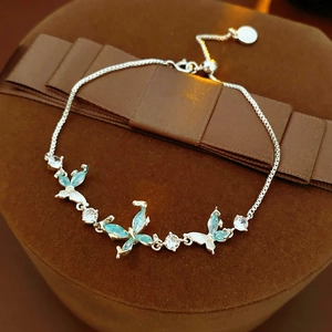 Detailansicht Schmetterlingsarmband mit blauen Zirkonia auf Samt-Geschenkbox