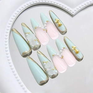 Faux ongles stiletto vert menthe avec roses en résine 3D et décorations de perles