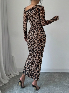 Robe longue moulante à imprimé léopard avec manches longues et fente sur le côté