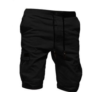 Dettaglio dei pantaloncini cargo neri con coulisse in vita e ampie tasche laterali con patta