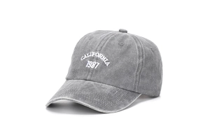 Dettaglio cappello baseball grigio lavato con ricamo bianco CALIFORNIA 1987