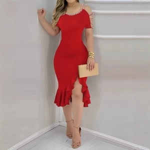 Rode bodycon off-shoulder jurk met parels en asymmetrische ruches aan de zoom