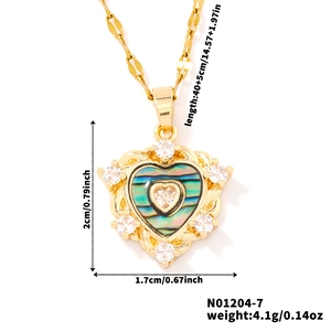 Dettaglio macro della collana cuore con dimensioni 2cm x 1,7cm e intarsio di zirconi
