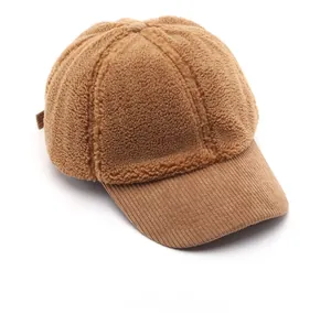 Détail de la casquette de baseball en polaire pelucheuse marron et velours côtelé doux