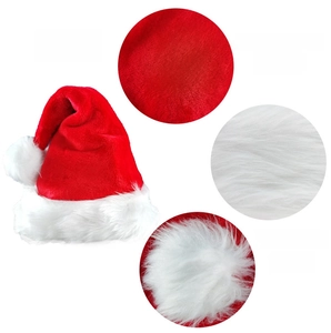 Détails du bonnet de Noël bébé montrant le tissu peluche rouge et la fourrure blanche douce