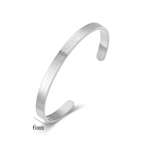 Brazalete de acero de titanio esmerilado de 6mm de ancho con detalle pulido