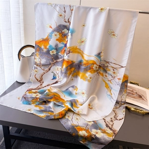 Écharpe en satin de soie avec imprimé floral à l'encre, fleurs de prunier et oiseaux