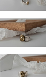 Dettagli macro di un anello vintage in argento S925 con texture irregolare e rilievo dorato