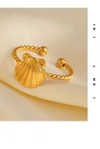 Macro view of 18K gold plated twisted shell ring featuring a detailed scallop design