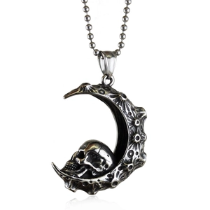 Gros plan détaillé d'un pendentif en forme de lune vintage avec un crâne punk