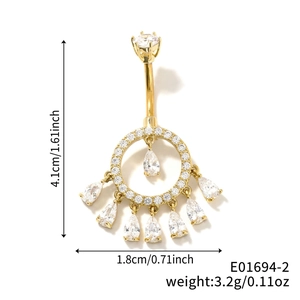 Detailansicht goldener Bauchnabelpiercing mit runden Zirkonia und hängenden Kristallen