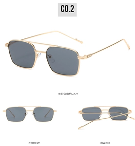 Trois angles de lunettes de soleil carrées avec monture dorée et verres gris