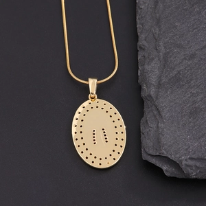Collana dorata con pendente ovale, zirconi luna e stella e catena a serpente fine