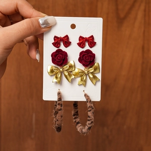 Set di sei orecchini vintage con fiori, fiocchi e cerchi leopardati per moda autunno