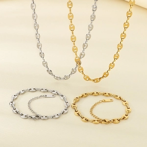 Détail des ensembles colliers et bracelets à maillons grains de café plaqués or 18 carats
