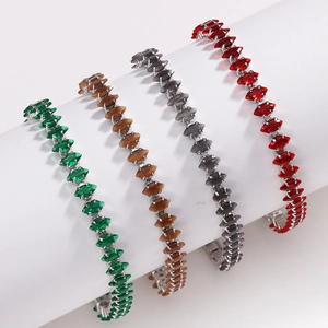 Primo piano di quattro bracciali tennis colorati in zircone su un supporto per gioielli.