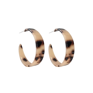 Minimalist coffee resin C-shape hoop earrings with vintage tortoiseshell pattern and silver posts
